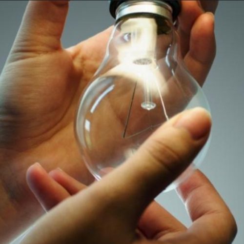 Sufrió una descarga eléctrica mientras cambiaba un foco
