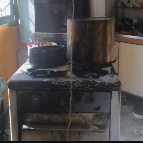 Una mamá y su bebé  quedaron en la calle luego de incendiarse la casa por una garrafa