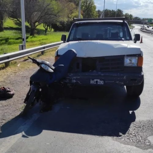 Una camioneta atropelló desde atrás a un motociclista dejándolo en grave estado