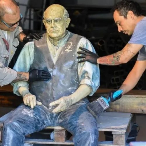 La estatua de Sarmiento ya restaurada y mañana será colocada en el frente de su Casa Natal