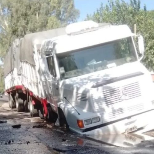 Impactante: cedió el asfalto y un camión quedó atascado en plena calle