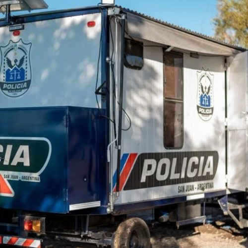 Un policía salvó a una bebé de asfixia