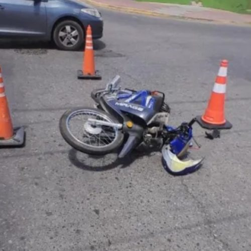 Una motociclista chocó contra una camioneta y padeció algunas heridas