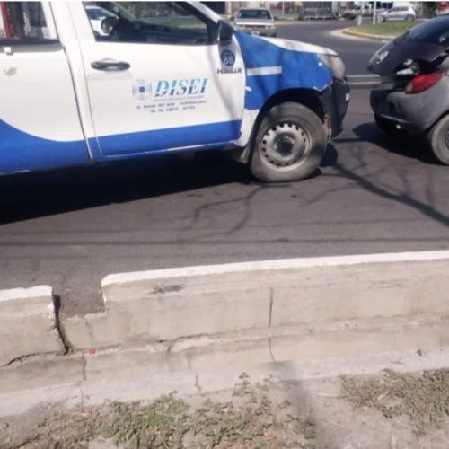 Una camioneta impactó de atrás a un vehículo y una joven debió ser atendida en el Hospital Rawson