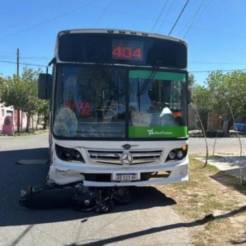 Dos hombres en moto fueron embestidos por un colectivo y sufrieron diversas lesiones