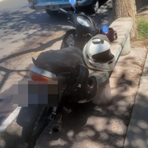 Tras un choque una mujer terminó en la cuneta