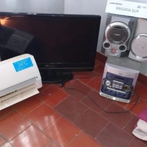 Delincuentes rompieron el candado de un portón y desvalijaron la casa de una adulta mayor
