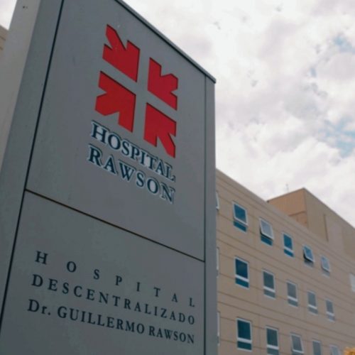 Un motociclista terminó hospitalizado tras chocar contra una camioneta en Rawson