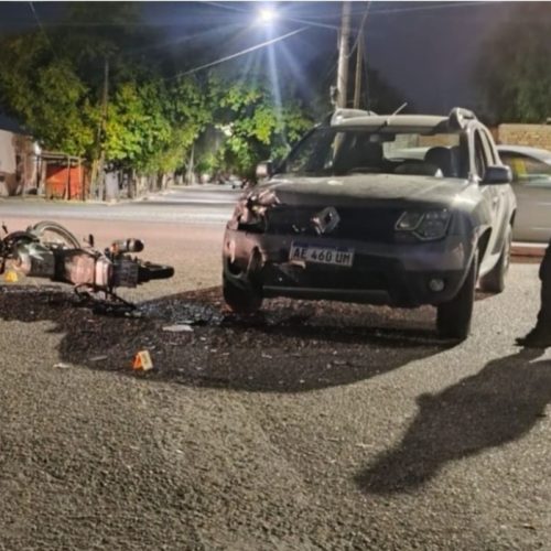 Fuerte choque entre un adulto mayor y un motociclista