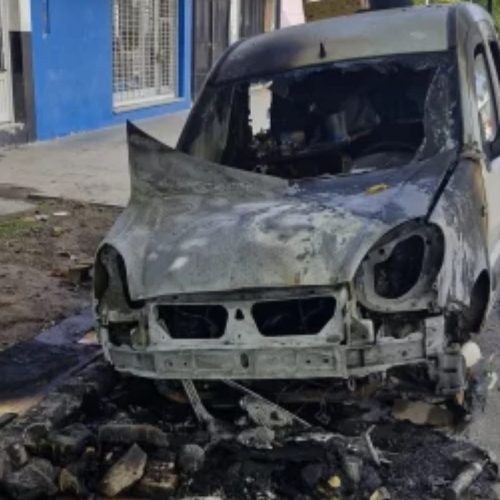 El auto en el que dormía un trapito fue incendiado: Investigan si fue intencional
