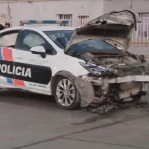 Un patrullero pasó en rojo y chocó contra un auto: hay heridos, entre ellos menores