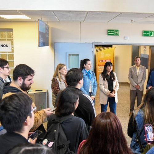El vicegobernador saludó a estudiantes universitarios