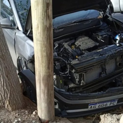 Fuerte choque: terminó con un auto contra un pilar