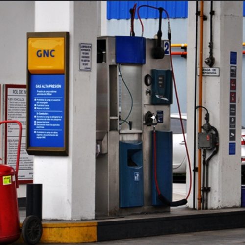 Después de cargar GNC prendió un cigarrillo y su auto explotó