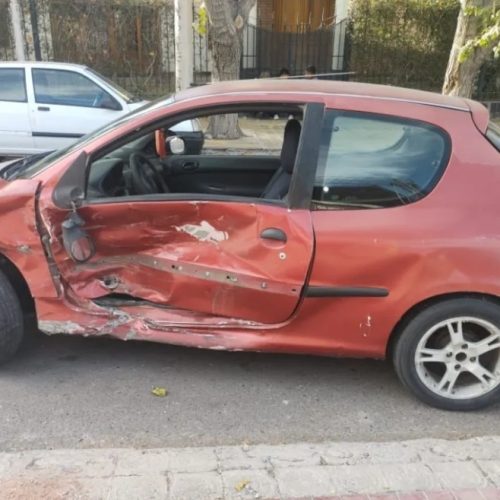 Fuerte choque en un cruce muy transitado que no tiene semáforo