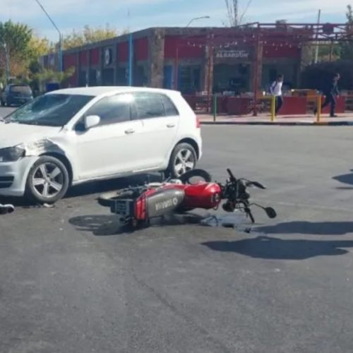 Un policía fue embestido en por un vehículo y debió ser atendido en el Hospital Rawson