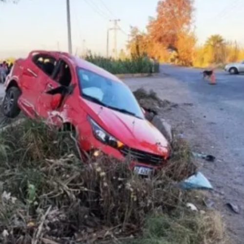 Un camión atropelló a un vehículo y lo desvió hasta una acequia: un menor terminó herido