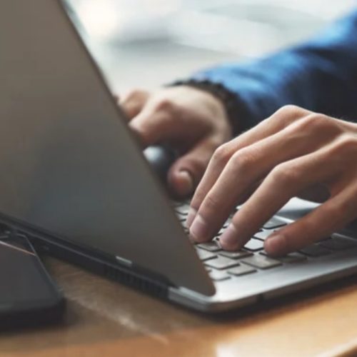 Detienen a un hombre de Pocito por tenencia y distribución de material pornográfico infantil
