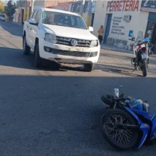En Santa Lucía: Una motociclista fue atropellada por una camioneta