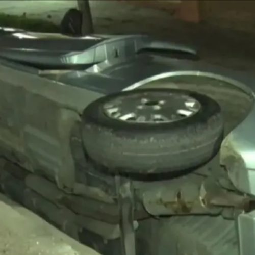 Intentó esquivar un auto y cayó a un canal con su hija