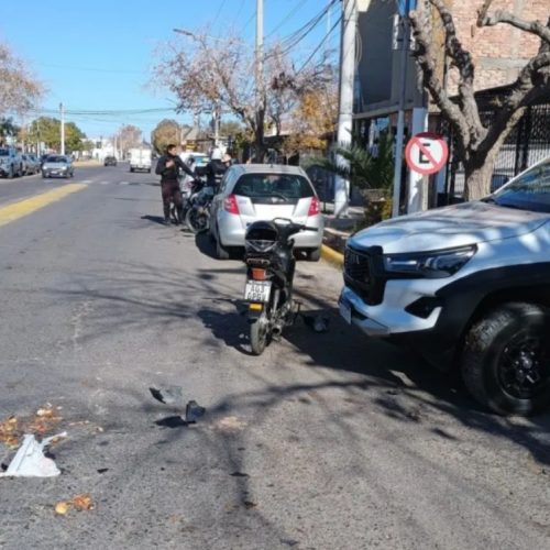 Fuerte choque en Rivadavia: un motociclista debió ser internado