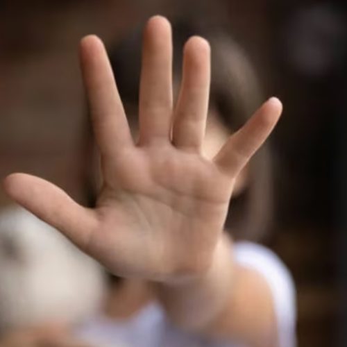 Lo condenaron por abusar a una niña durante tres años, pero no irá a la cárcel