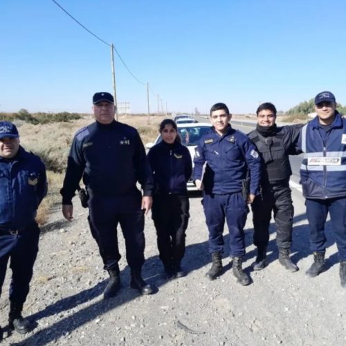 Rompió bolsa y tres agentes policiales la ayudaron