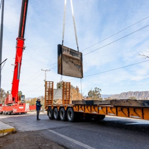 Imponente operativo para extraer y reacondicionar las compuertas del Dique San Emiliano