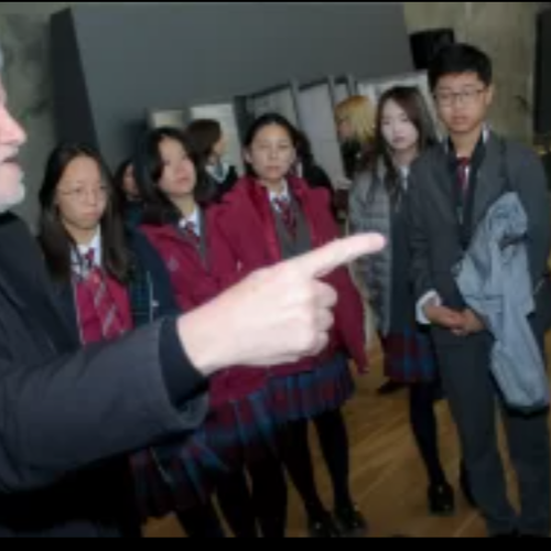 Un grupo de estudiantes de China visitaron un museo de San Juan