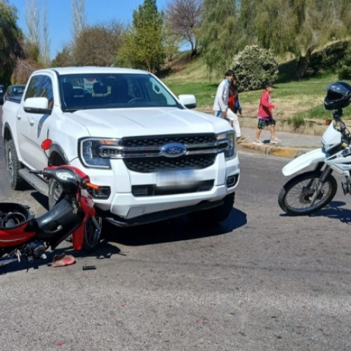 Una camioneta chocó contra una moto en Santa Lucia
