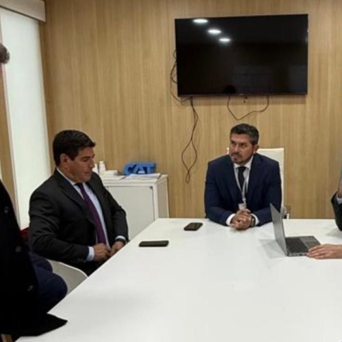 En España, el gobernador se reunió con operadores turísticos del sector privado