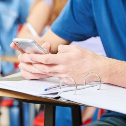 Proponen prohibir celulares en hora de clase