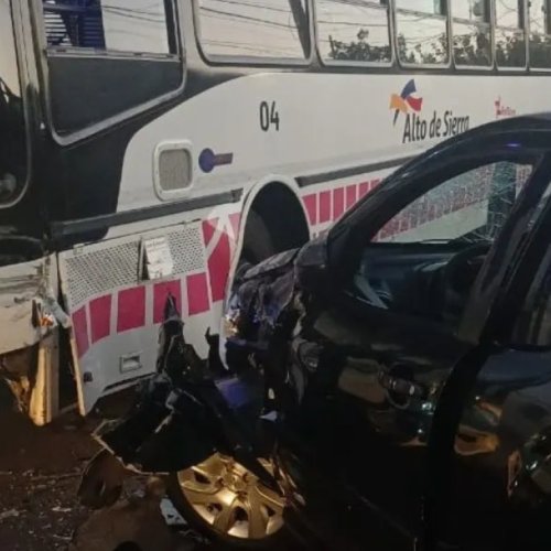 Peligro al volante: impactó contra un colectivo tras quedarse dormido