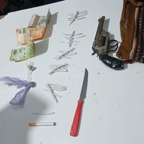 Detienen a hombre con arma de fuego y drogas en Rawson