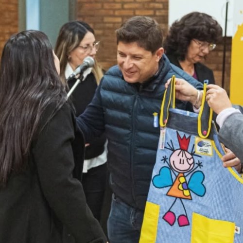 Entrega de guardapolvo para docentes y auxiliares en Santa Lucía