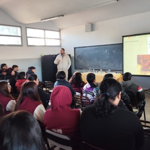 Capacitación en apicultura y entrega de semillas en la Escuela Agrotécnica de Huaco