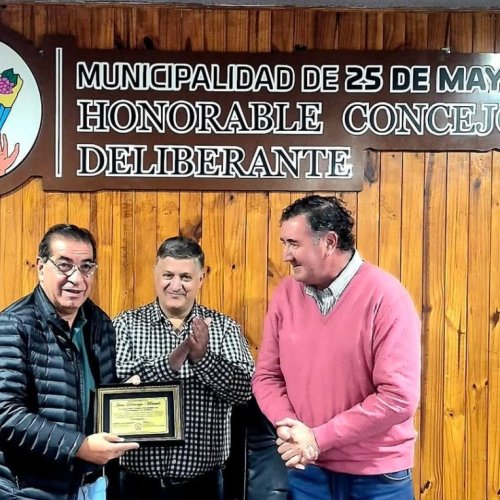 Emotivo reconocimiento en 25 De Mayo a Juan Domingo Mercado, quien dejó su banca como concejal por cuestiones de salud