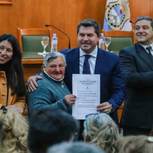 Orrego entregó 136 escrituras y reafirmó el compromiso de avanzar con la regularización dominial en San Juan