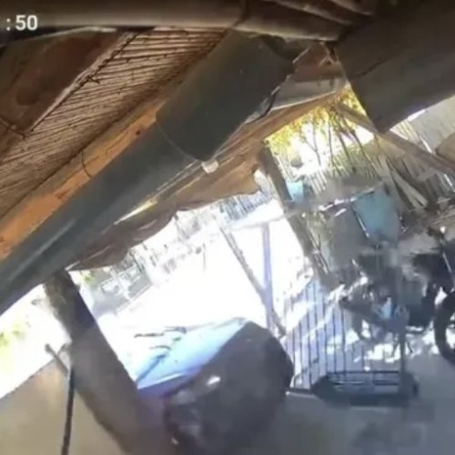 Impactante choque en Media Agua: un vehículo terminó dentro de una casa