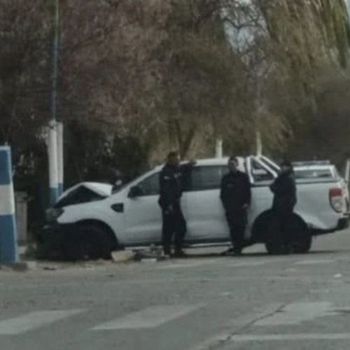 Fuerte choque entre camionetas en Pocito: una mujer fue hospitalizada.