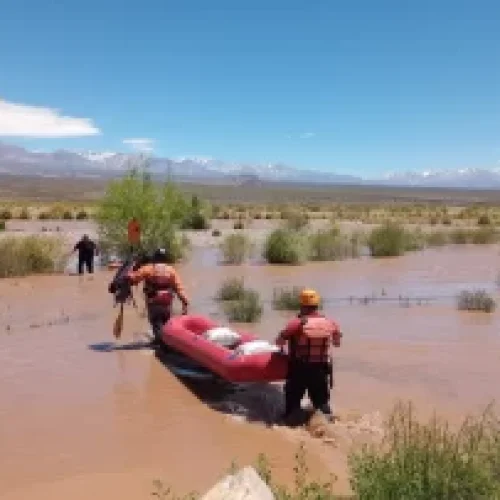 Rescataron a un joven que estaba atrapado en el Río Los Patos