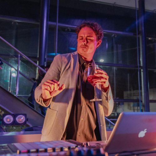 9 de Julio: Es elaborador de vinos, Ingeniero agrónomo, hace música y ahora esta a punto de presentar su tercer disco