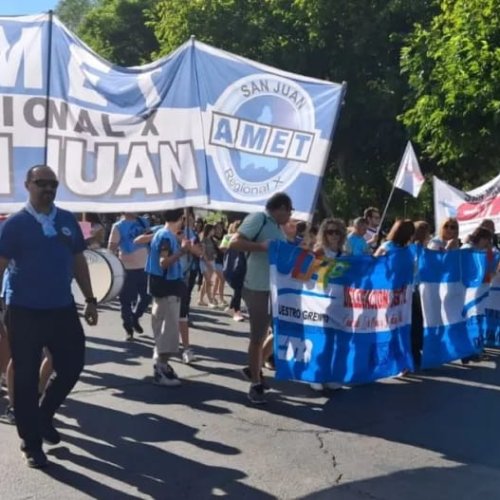 Los tres gremios adhirieron a la medida de fuerza y movilización convocada a nivel país por CTERA, con críticas al Gobierno nacional.