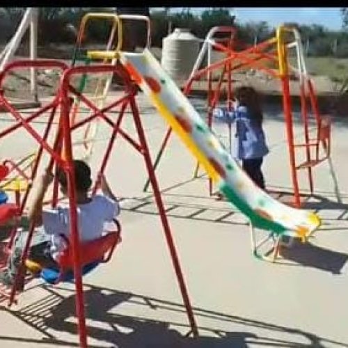 La familia Silva y el personal de Bunker equiparon de juegos el jardín de la escuela Esteban de Luca