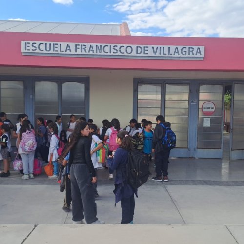 Peligro vial en la salida de una escuela de Santa Lucia compartida con 9 de Julio