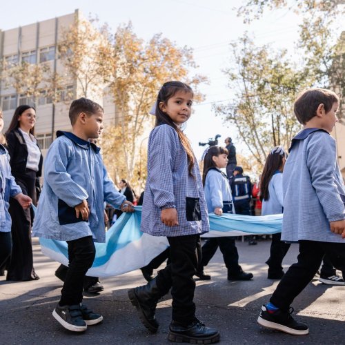 El pueblo sanjuanino celebró los 216 años de la Revolución de Mayo con un emotivo desfile cívico-militar