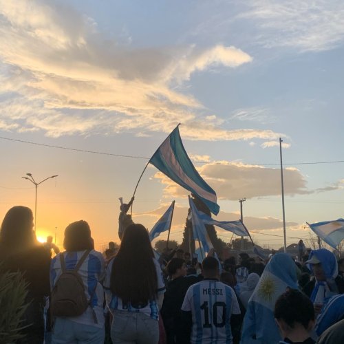 Chacritas exploto de alegría y se juntaron todos en la plaza Procesa Sarmiento de Lenoir