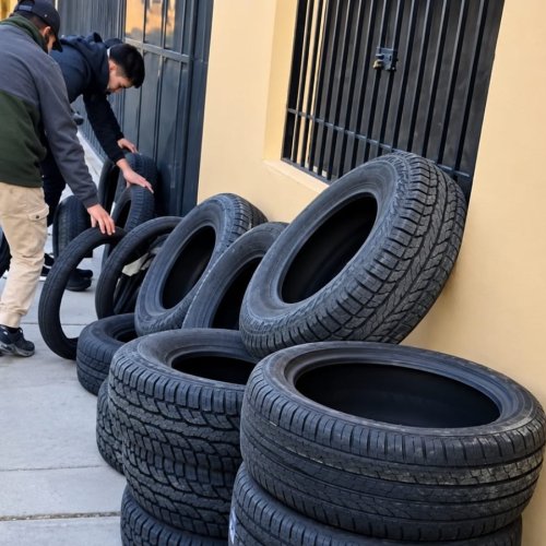 Se fue llevando de una cubierta, hasta que junto 28 cubiertas nuevas, estaban en un taller de la policia de San juan y desconfian de un efectivo de la fuerza