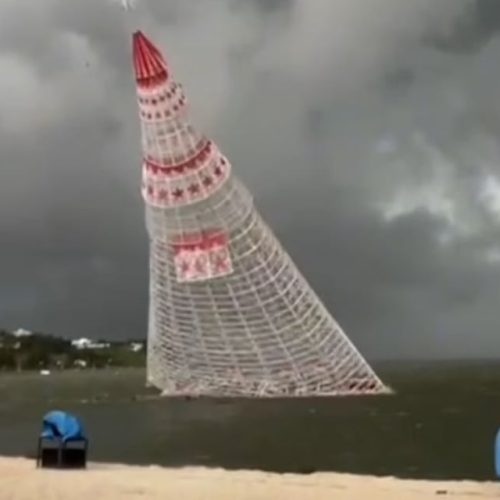 Un árbol de Navidad gigante cayó y mató a un joven en Brasil