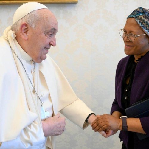 El Papa Francisco sufrió una caída y se lastimó el brazo